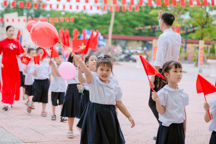 Trẻ lớp 1 tỏ ra thích thú và hào hứng khi được tham dự lễ khai giảng năm học mới tại trường. Trẻ lớp 1 tỏ ra thích thú và hào hứng khi được tham dự lễ khai giảng năm học mới tại trường.