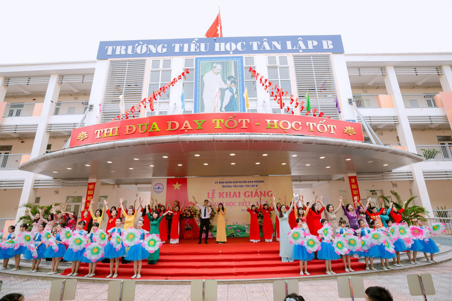 Đây là năm học thứ 3 của ngôi trường mới được huyện Đan Phượng đầu tư xây dựng. Đây là năm học thứ 3 của ngôi trường mới được huyện Đan Phượng đầu tư xây dựng.