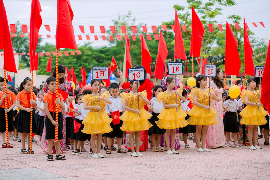 Năm nay, Trường Tiểu học Tân Lập B đón tổng số hơn 200 trẻ vào lớp 1 và chia thành 7 lớp. Năm nay, Trường Tiểu học Tân Lập B đón tổng số hơn 200 trẻ vào lớp 1 và chia thành 7 lớp.