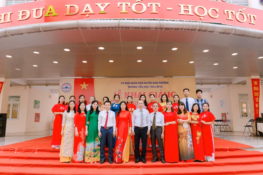 Tập thể sư phạm nhà trường quyết tâm thực hiện thắng lợi nhiệm vụ, kế hoạch năm học 2022-2023 đề ra.