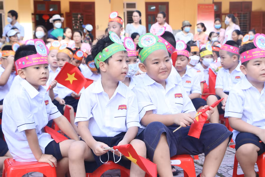 Trẻ lớp 1 rất hào hứng khi lần đầu tiên được đặt chân tới Trường Tiểu học Yên Nghĩa.