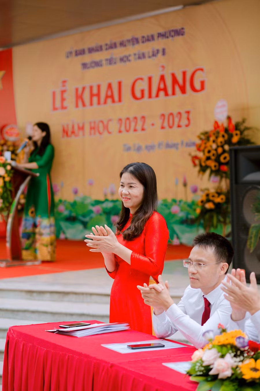 Cô Nguyễn Thị Nga - Hiệu trưởng Trường Tiểu học Tân Lập B. Cô Nguyễn Thị Nga - Hiệu trưởng Trường Tiểu học Tân Lập B.