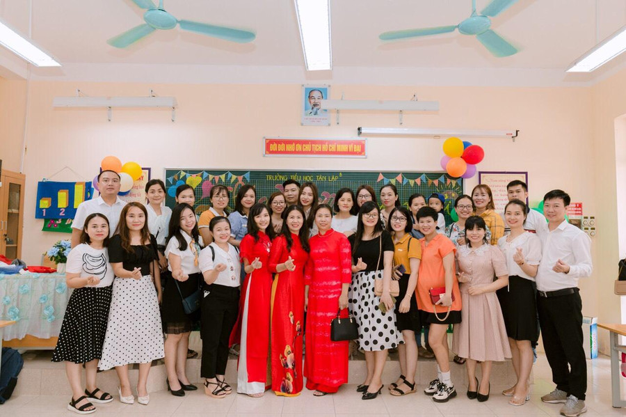 Lãnh đạo Trường Tiểu học Tân Lập B chụp ảnh lưu niệm cùng phụ huynh lớp 1 trong ngày khai giảng năm học mới 2022-2023. Lãnh đạo Trường Tiểu học Tân Lập B chụp ảnh lưu niệm cùng phụ huynh lớp 1 trong ngày khai giảng năm học mới 2022-2023.