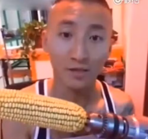 Thanh niên bay răng cửa vì ăn ngô bằng máy khoan - ảnh 1