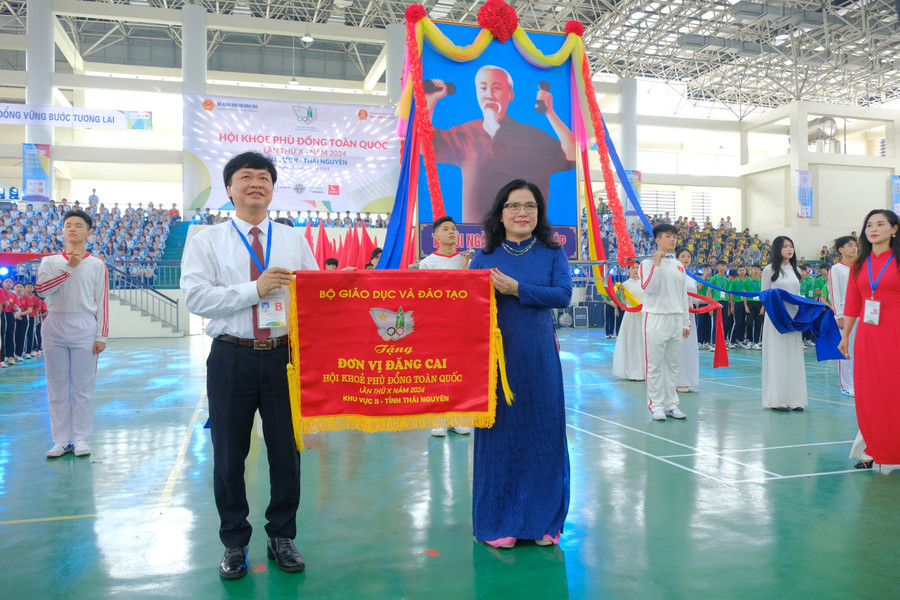 Bà Nguyễn Thị Kim Chi - Thứ trưởng Bộ GD&ĐT tặng Cờ lưu niệm cho đơn vị đăng cai tỉnh Thái Nguyên.