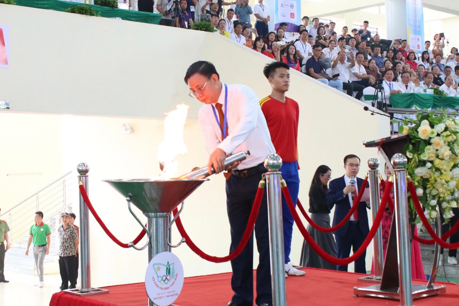 Ông Đặng Xuân Trường, Ủy viên Ban thường vụ tỉnh ủy, Phó Chủ tịch Thường trực UBND tỉnh Thái Nguyên thắp đuốc tại HKPĐ.