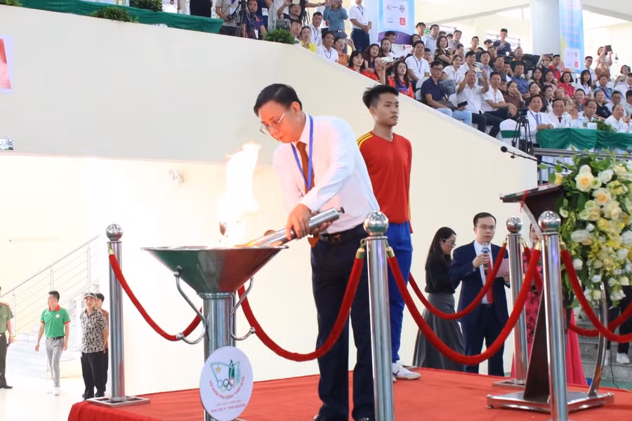 Ông Đặng Xuân Trường, Ủy viên Ban thường vụ tỉnh ủy, Phó Chủ tịch Thường trực UBND tỉnh Thái Nguyên thắp đuốc tại HKPĐ.