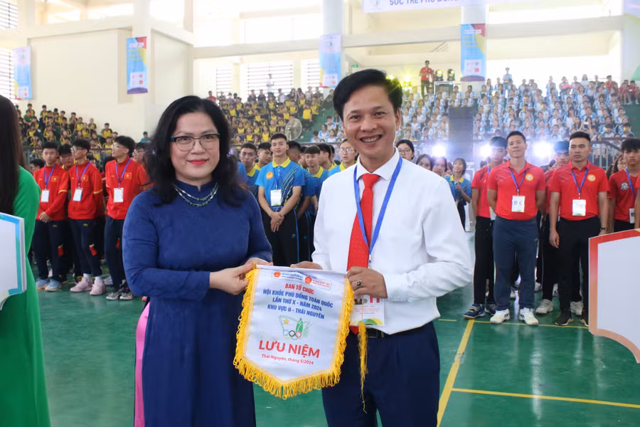 Thứ trưởng Bộ GD&amp;ĐT Nguyễn Thị Kim Chi tặng cờ lưu niệm cho đại diện các đoàn tham dự HKPĐ toàn quốc khu vực II.