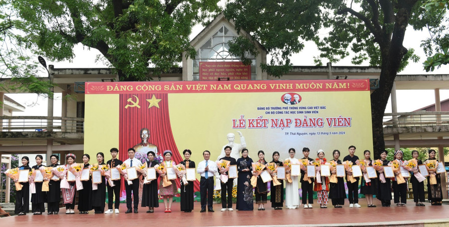 Bộ trưởng Chủ nhiệm Uỷ ban dân tộc Hầu A Lềnh dự lễ kết nạp Đảng viên tại trường PT Vùng Cao Việt Bắc. Bộ trưởng Chủ nhiệm Uỷ ban dân tộc Hầu A Lềnh dự lễ kết nạp Đảng viên tại trường PT Vùng Cao Việt Bắc.