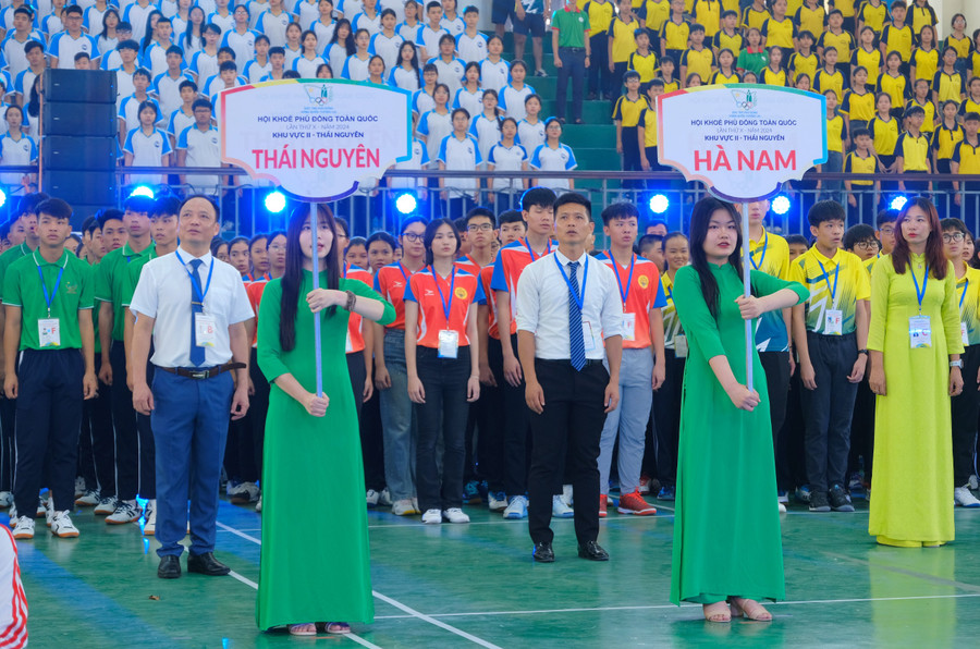 Các đoàn vận động viên tham dự Hội khỏe Phù Đổng toàn quốc khu vực II.