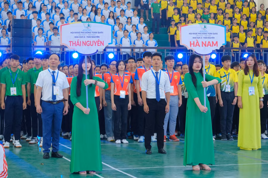 Các đoàn vận động viên tham dự Hội khỏe Phù Đổng toàn quốc khu vực II.