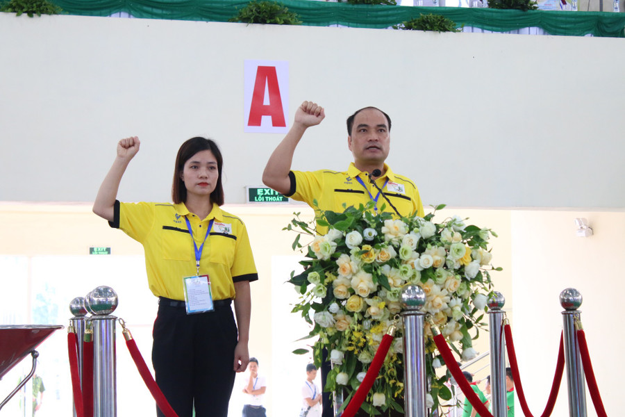 Đại diện trọng tài tuyên thệ tại Chương trình.