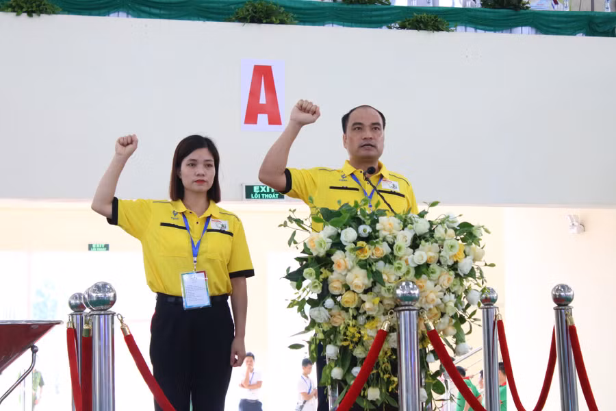 Đại diện trọng tài tuyên thệ tại Chương trình.