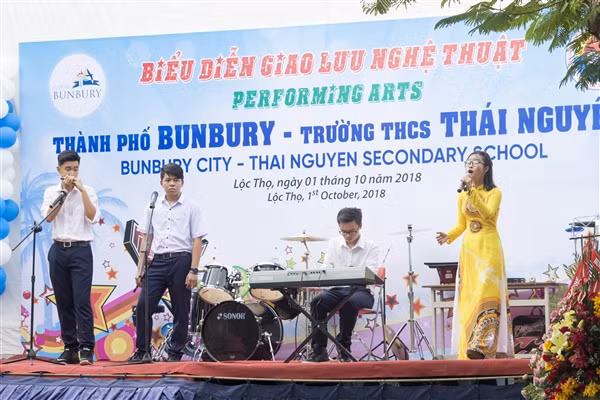Học sinh trường THCS Thái Nguyên hào hứng tham gia chương trình giao lưu âm nhạc