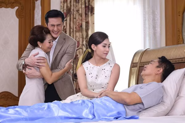 Hôm em về, bố chồng có gọi em vào đưa cho một cái hộp gỗ. (Ảnh minh họa).