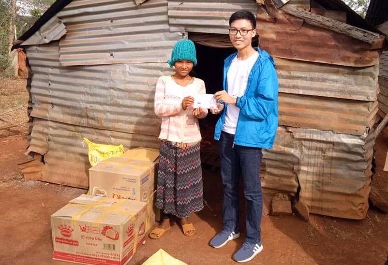 Mặc dù vẫn đang ngồi trên ghế nhà trường nhưng Phúc đã tổ chức được 15 dự án hỗ trợ học sinh nghèo.