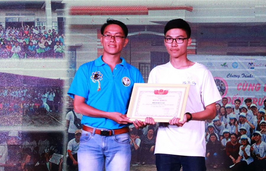 Câu lạc bộ Fly To Sky được Hội liên hiệp Thanh niên Việt Nam tuyên dương năm 2019. Câu lạc bộ Fly To Sky được Hội liên hiệp Thanh niên Việt Nam tuyên dương năm 2019.