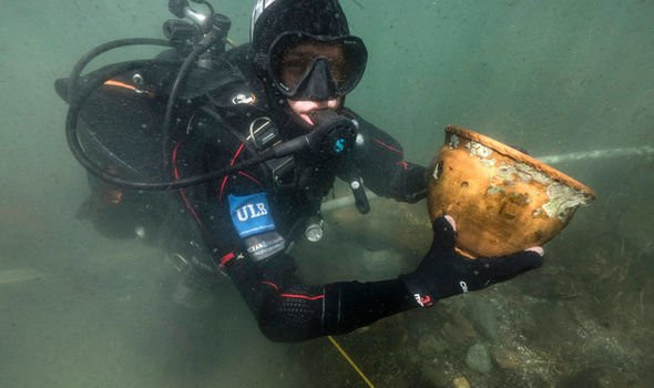 Lặn xuống đáy hồ cổ, sốc với những thứ nằm bên dưới hình ảnh 2 lan xuong day ho co, soc voi nhung thu nam ben duoi hinh anh 2