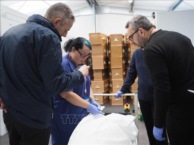 Hoàn thành tiếp nhận và hồi hương thi thể 39 nạn nhân tử vong tại Anh ảnh 2 Chú thích ảnh