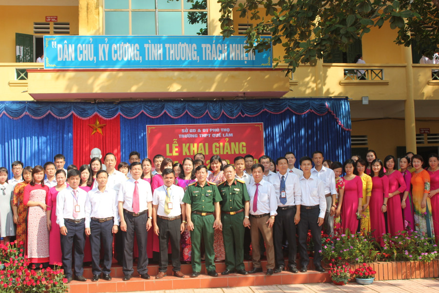 Đại diện chính quyền địa phương đến chúc mừng tại Lễ khai giảng năm học mới