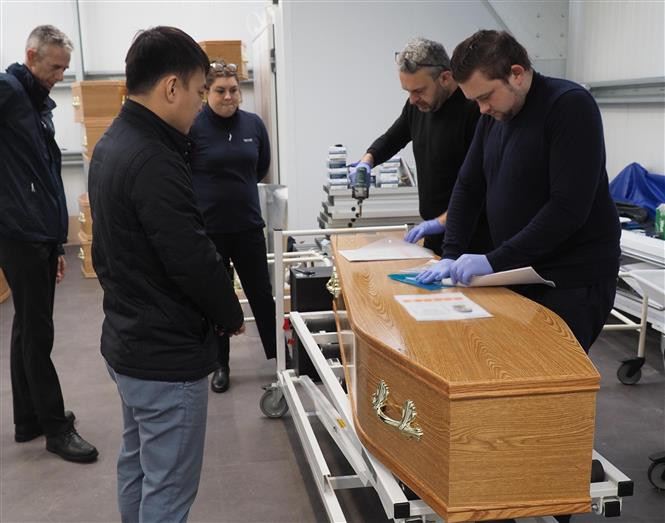 Hoàn thành tiếp nhận và hồi hương thi thể 39 nạn nhân tử vong tại Anh ảnh 1 Chú thích ảnh