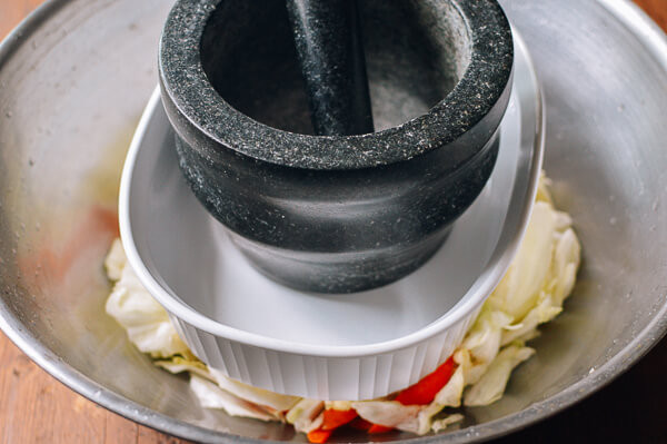 Muối dưa bắp cải chua ngọt ăn kèm món gì cũng ngon ảnh 4