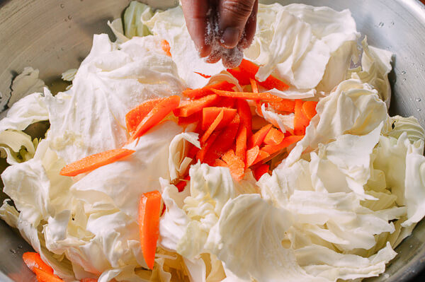 Muối dưa bắp cải chua ngọt ăn kèm món gì cũng ngon ảnh 2