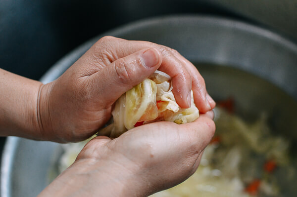 Muối dưa bắp cải chua ngọt ăn kèm món gì cũng ngon ảnh 5