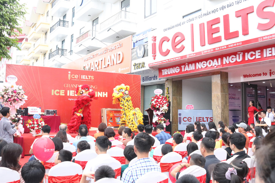 Rất đông phụ huynh, học sinh đến tham dự lễ khai trương Trung tâm Anh ngữ ICE IELTS Vinh. Rất đông phụ huynh, học sinh đến tham dự lễ khai trương Trung tâm Anh ngữ ICE IELTS Vinh.
