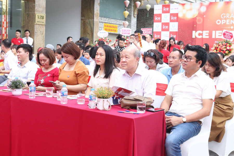 Đại biểu tham dự buổi lễ khai trương. Đại biểu tham dự buổi lễ khai trương.