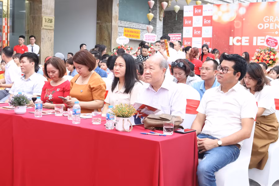 Đại biểu tham dự buổi lễ khai trương.