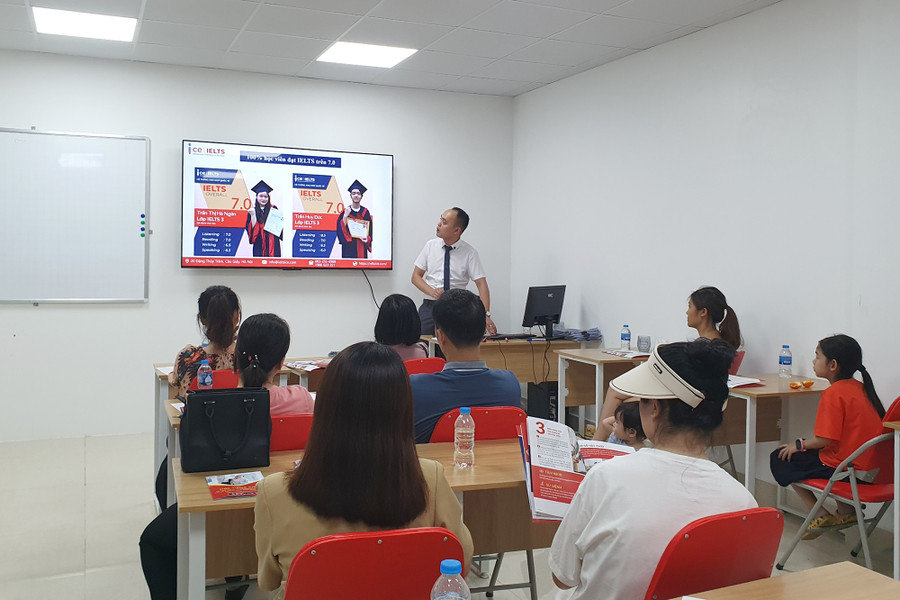 Phụ huynh nghe Trung tâm tư vấn về các khóa học, gói học tại ICE IELTS. Phụ huynh nghe Trung tâm tư vấn về các khóa học, gói học tại ICE IELTS.