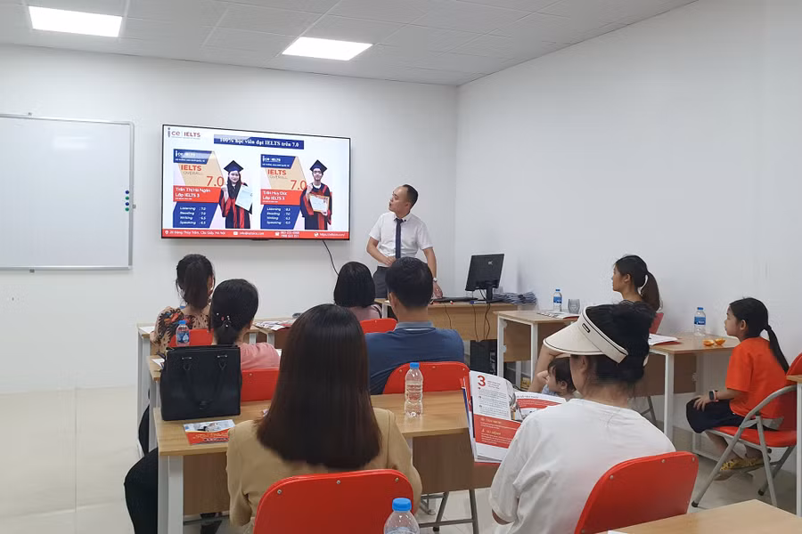 Phụ huynh nghe Trung tâm tư vấn về các khóa học, gói học tại ICE IELTS.
