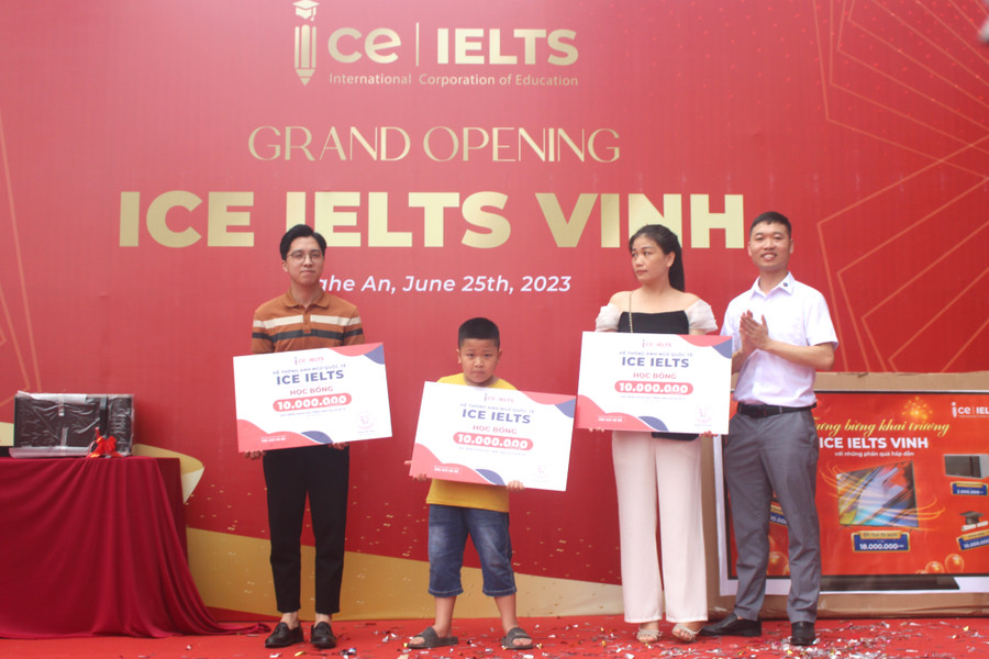 ICE IELTS Vinh trao 3 suất học bổng, mỗi suất 10 triệu đồng cho 3 học sinh tham dự bốc thăm may mắn. ICE IELTS Vinh trao 3 suất học bổng, mỗi suất 10 triệu đồng cho 3 học sinh tham dự bốc thăm may mắn.