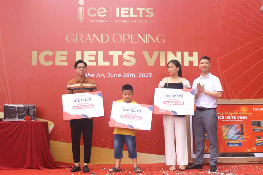 ICE IELTS Vinh trao 3 suất học bổng, mỗi suất 10 triệu đồng cho 3 học sinh tham dự bốc thăm may mắn.