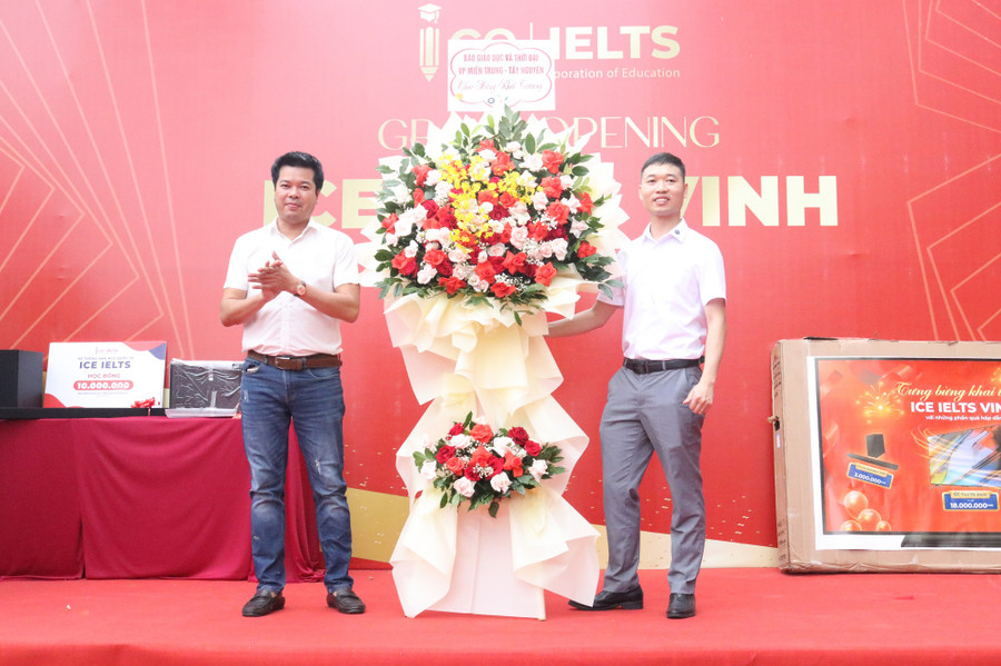 Ông Nguyễn Văn Dũng - Trưởng Văn phòng Báo Giáo dục và Thời đại khu vực Miền Trung - Tây Nguyên (bên trái) tặng hoa, chúc mừng ông Nguyễn Hữu Thịnh - Giám đốc ICE IELTS Vinh. Ông Nguyễn Văn Dũng - Trưởng Văn phòng Báo Giáo dục và Thời đại khu vực Miền Trung - Tây Nguyên (bên trái) tặng hoa, chúc mừng ông Nguyễn Hữu Thịnh - Giám đốc ICE IELTS Vinh.