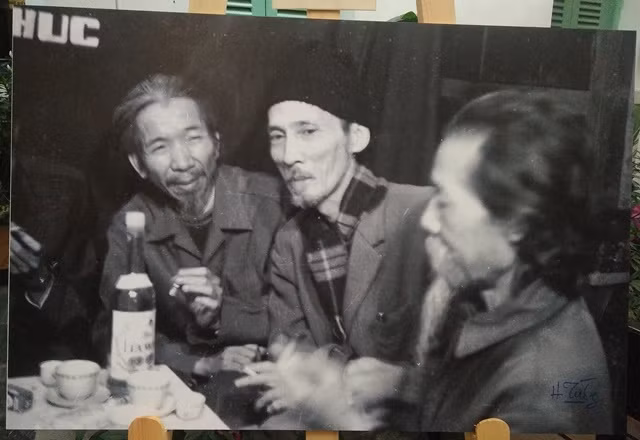 Bức ảnh tại một tiệc cưới với sự tham dự của nhà văn nhạc sĩ Văn Cao, họa sĩ Bùi Xuân Phái và dịch giả Đoàn Phú Tứ của nghệ sĩ nhiếp ảnh Hà Tường được trưng bày tại triển lãm. Ảnh: Bình Thanh.