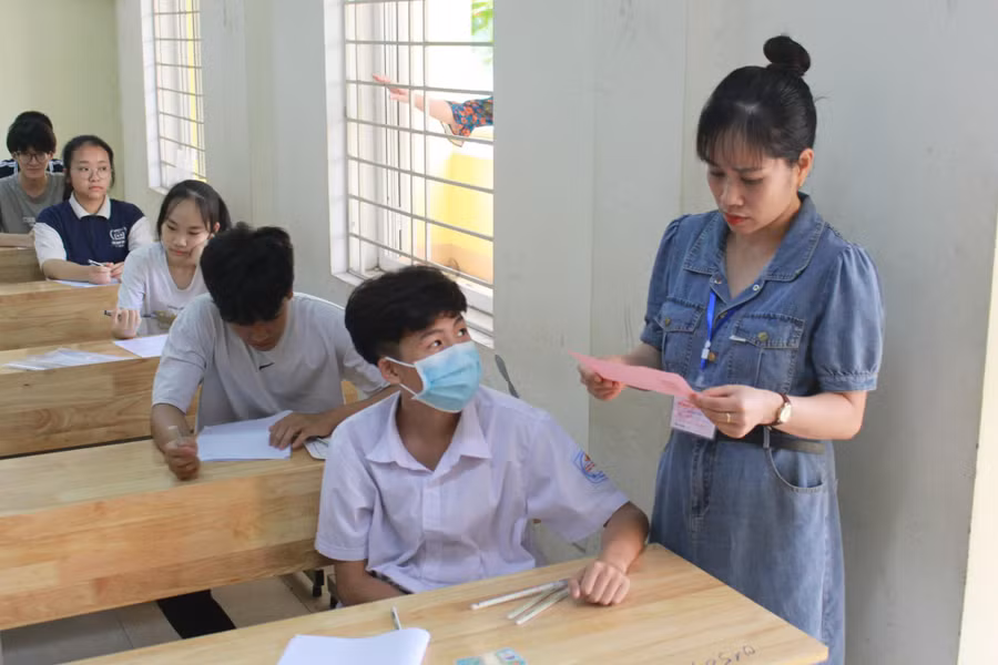 Giám thị kiểm tra thông tin của thí sinh.