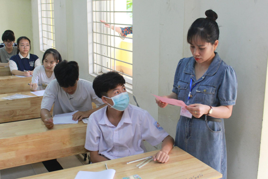 Giám thị kiểm tra thông tin của thí sinh. Giám thị kiểm tra thông tin của thí sinh.