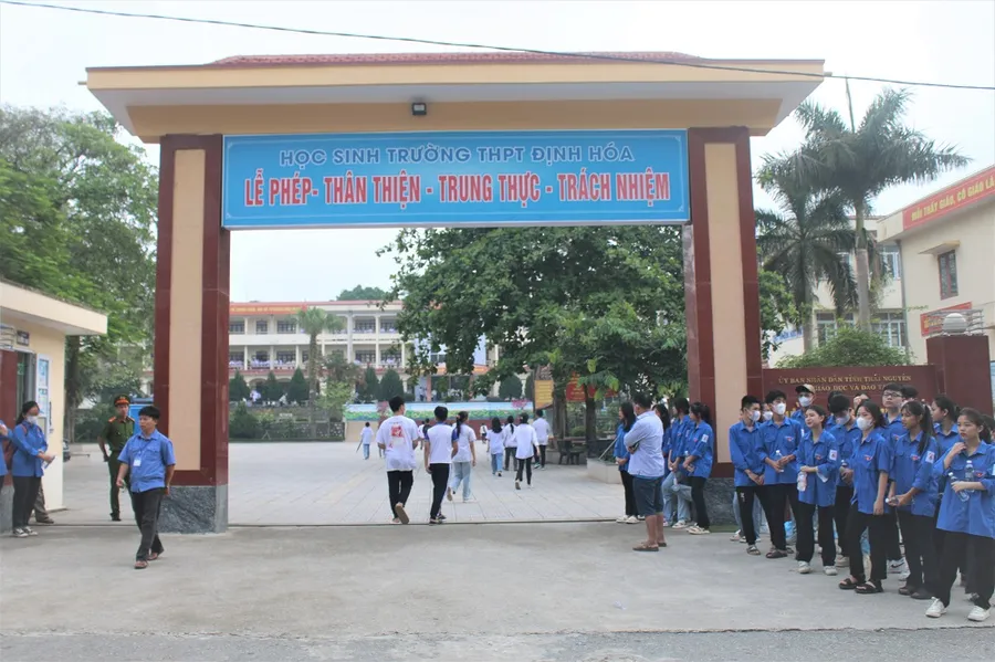 Hơn 80 tình nguyện viên đã có mặt từ sớm, tích cực hướng dẫn, hỗ trợ phụ huynh và thí sinh tại điểm thi trường THPT Định Hóa.
