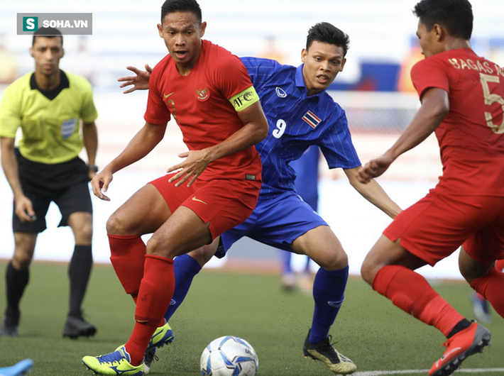 CĐV Thái Lan tỏ ra phẫn nộ sau khi chứng kiến thất bại của thầy trò HLV Nishino. CĐV Thái Lan tỏ ra phẫn nộ sau khi chứng kiến thất bại của thầy trò HLV Nishino.