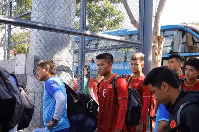Cả đội U22 Việt Nam phải ký tên mới được vào sân tập - 3