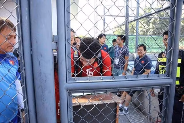 Cả đội U22 Việt Nam phải ký tên mới được vào sân tập - 2