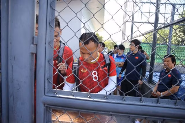 Các cầu thủ U22 Việt Nam phải ký tên mới được vào sân tập.