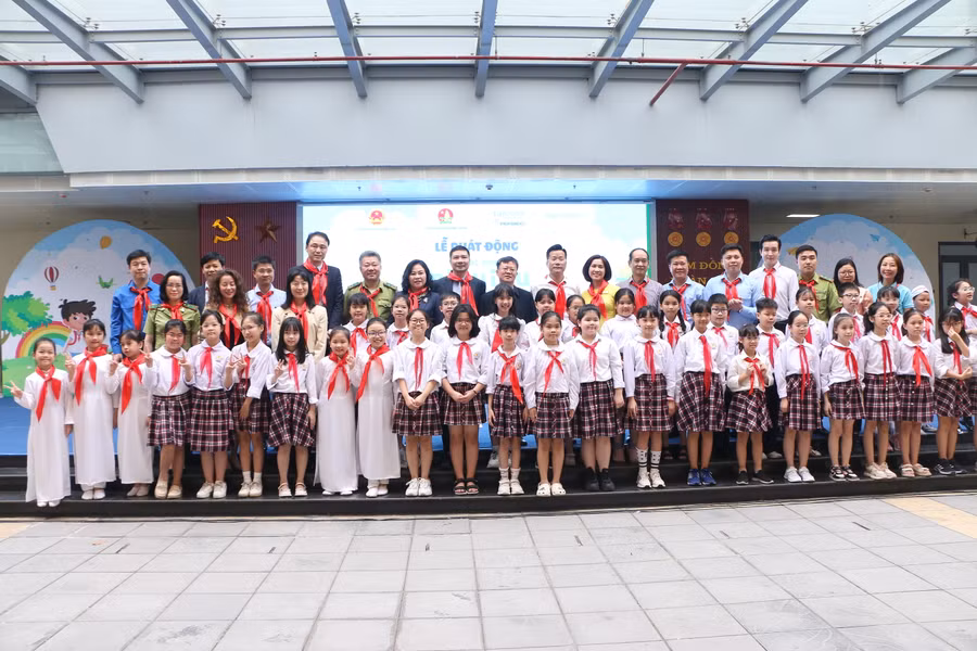Các đại biểu khách mời chụp hình lưu niệm cùng các em học sinh sau buổi lễ.