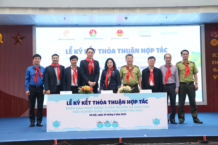 Các đại biểu tham dự lễ ký kết thỏa thuận hợp tác trải nghiệm hoạt động tuyên truyền và giáo dục trải nghiệm rừng cho học sinh tiểu học.