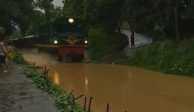 Clip Lạ lẫm hình ảnh “nước ngập như sông” không thấy đường ray mà tàu vẫn chạy