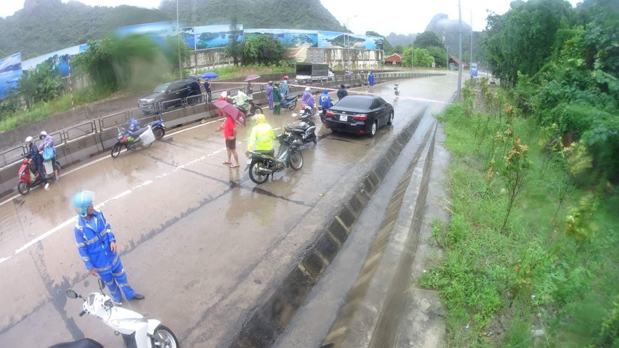 Lực lượng chức năng đã căng dây, đặt biển cảnh báo để đảm bảo an toàn cho người dân khi đi qua khu vực này, ảnh: Hoàng Phòng