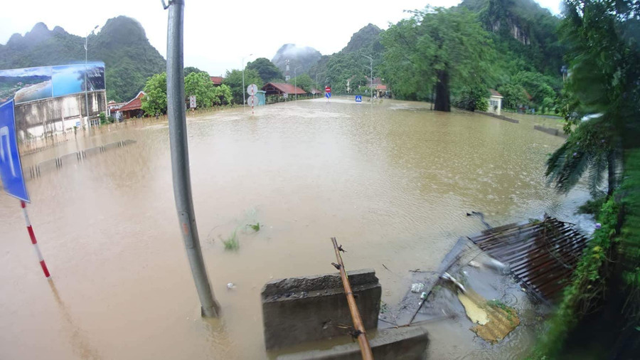 . Khu dân cư cũng ngập lụt do lưu lượng mưa lớn