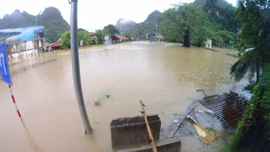 . Khu dân cư cũng ngập lụt do lưu lượng mưa lớn